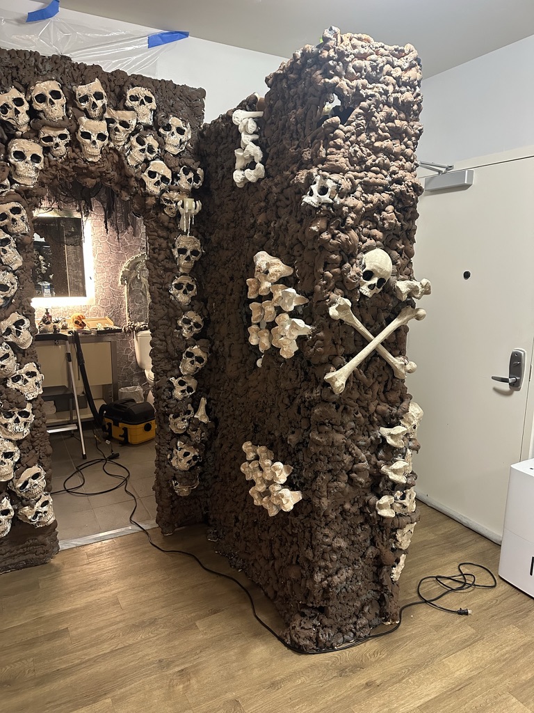 A closer look at the finished column’s skulls and crossed bones.
