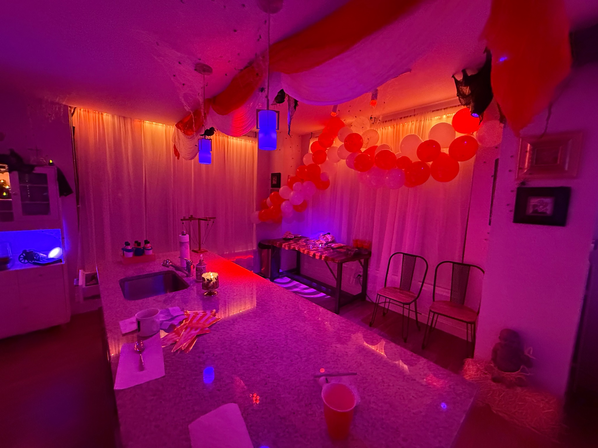 The table and balloon installation in the finished room.