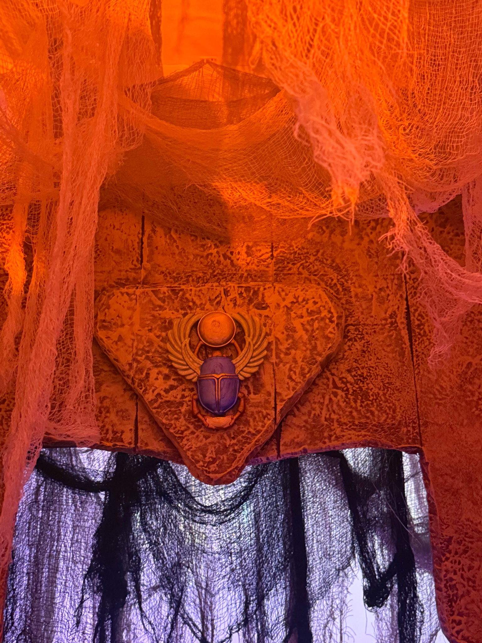The scarab above the tomb entrance: turn it upside down to complete the riddle.